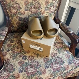 Yeezy Slide in Olive Brown